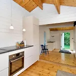 6 Person In Graested-by Traum *