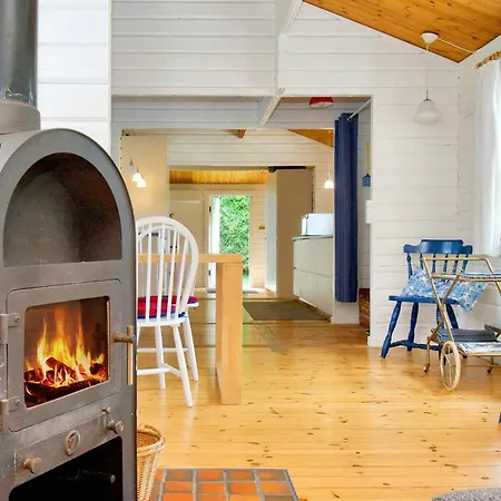 6 Person In Graested-by Traum *